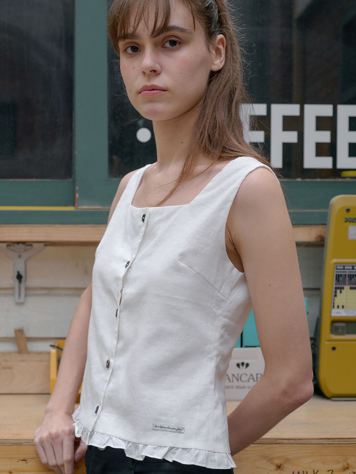 엘씨브이(LCVE) FRILL SLEEVELESS BLOUSE_WHITE