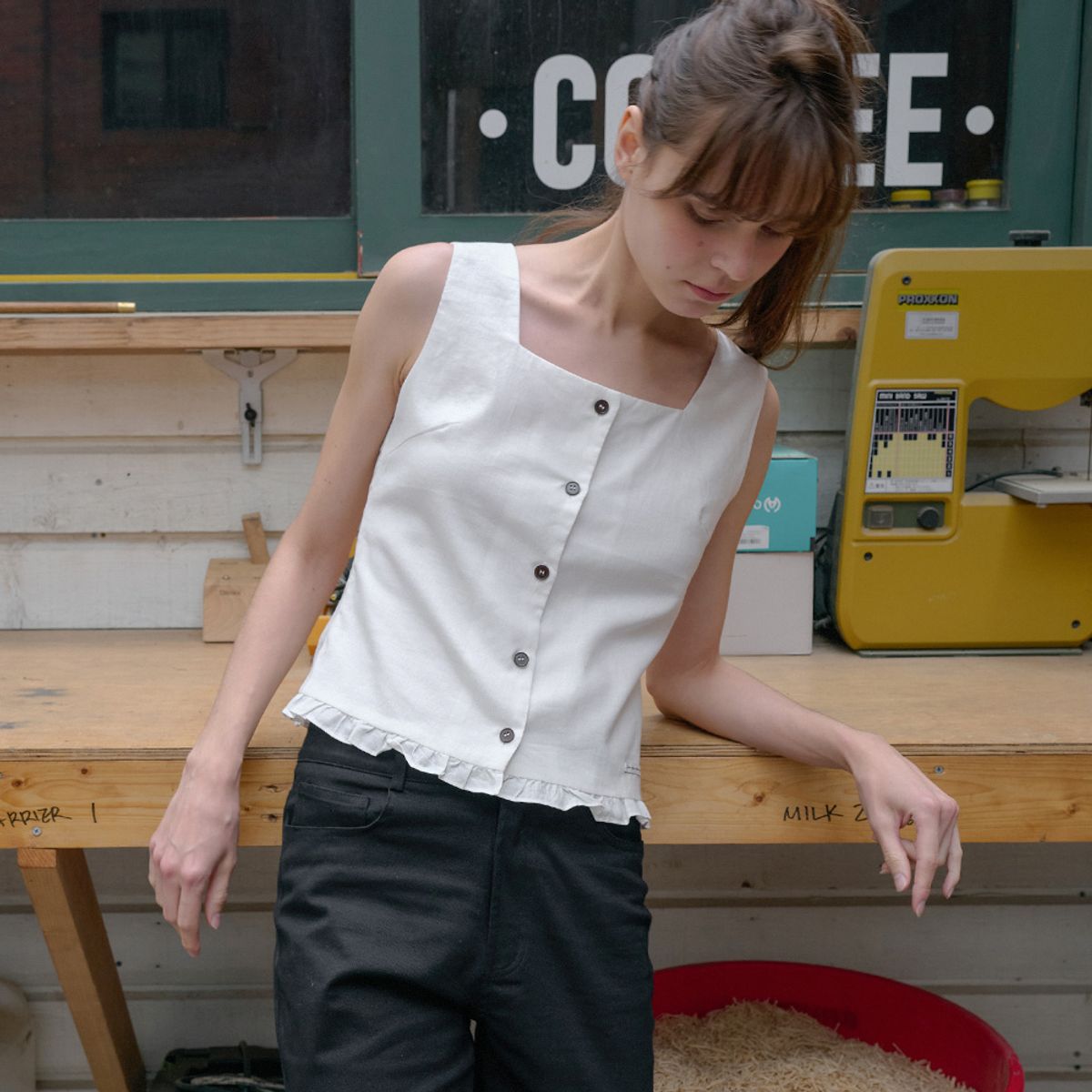 엘씨브이(LCVE) FRILL SLEEVELESS BLOUSE_WHITE