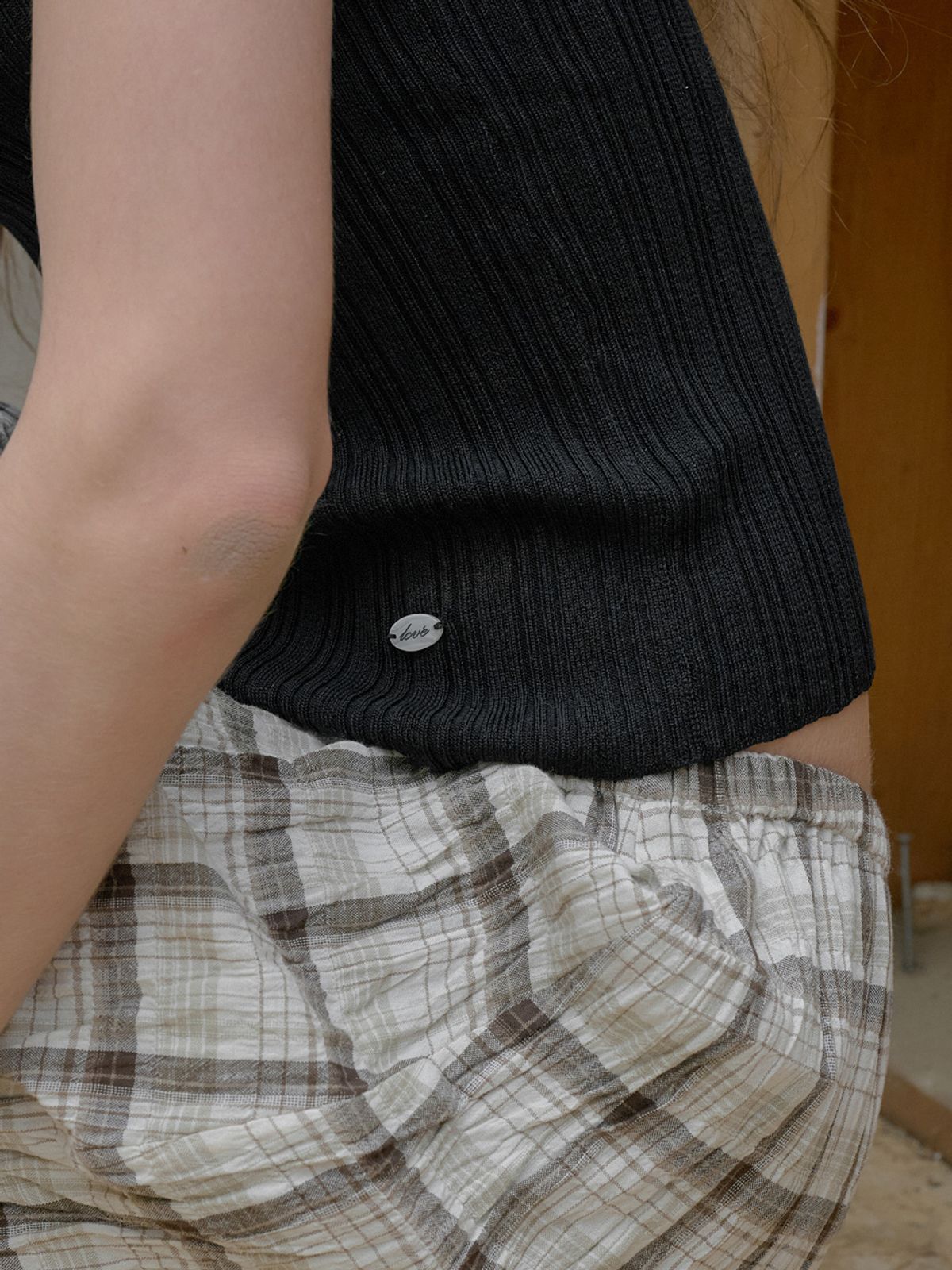 엘씨브이(LCVE) TENCEL V-NECK BUTTON KNIT_BLACK