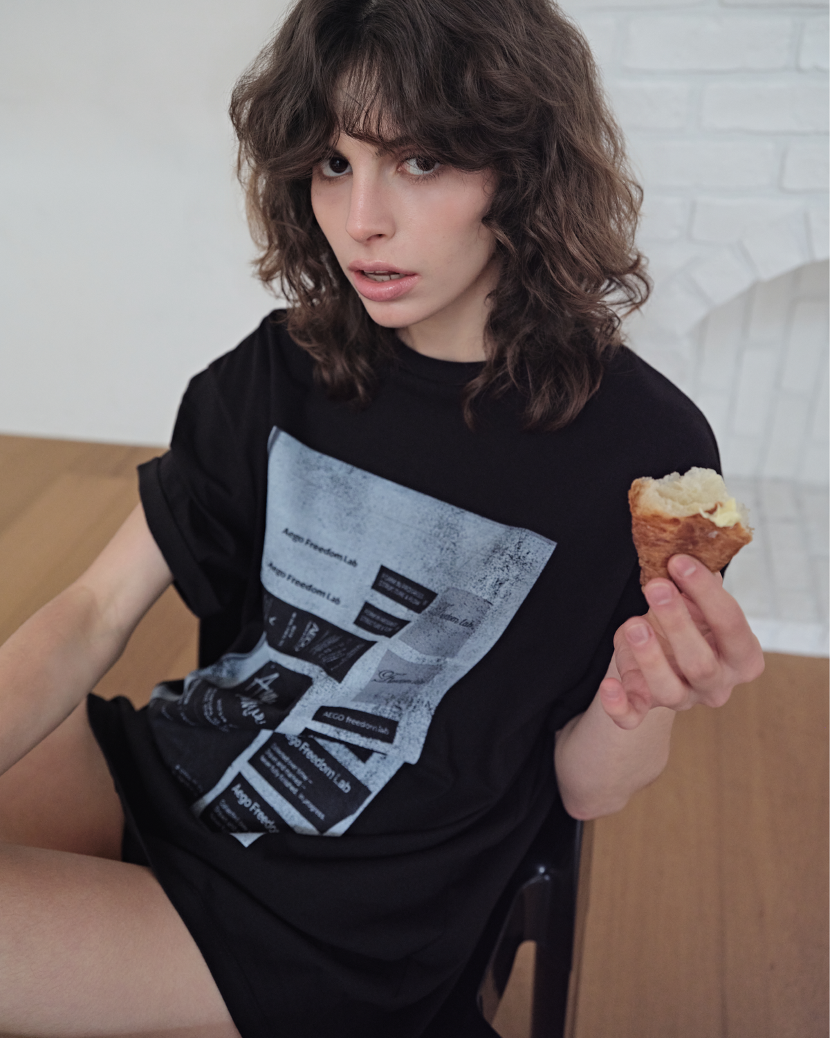 이고프리덤랩(AEGO FREEDOM LAB) 턱 롤업 슬리브 그래픽 티_블랙
