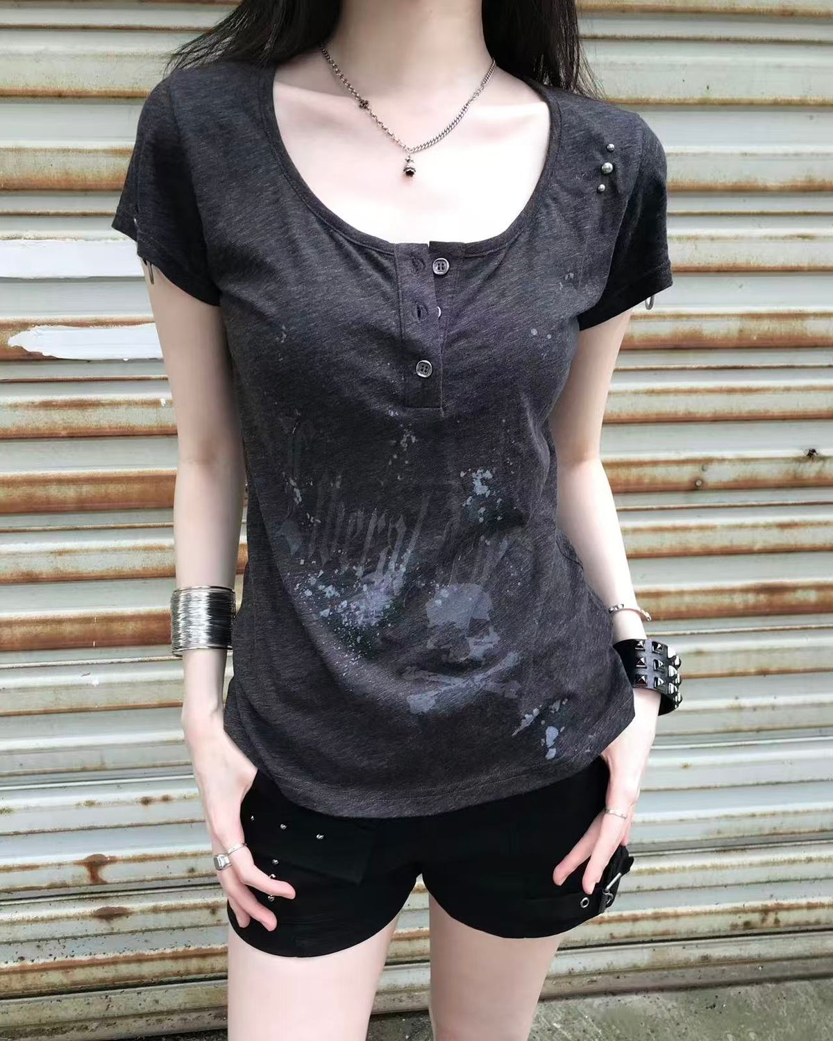 리버뉴스(LIBERALNEWS) WORN PUNK STUD FITTED T-SHIRT
