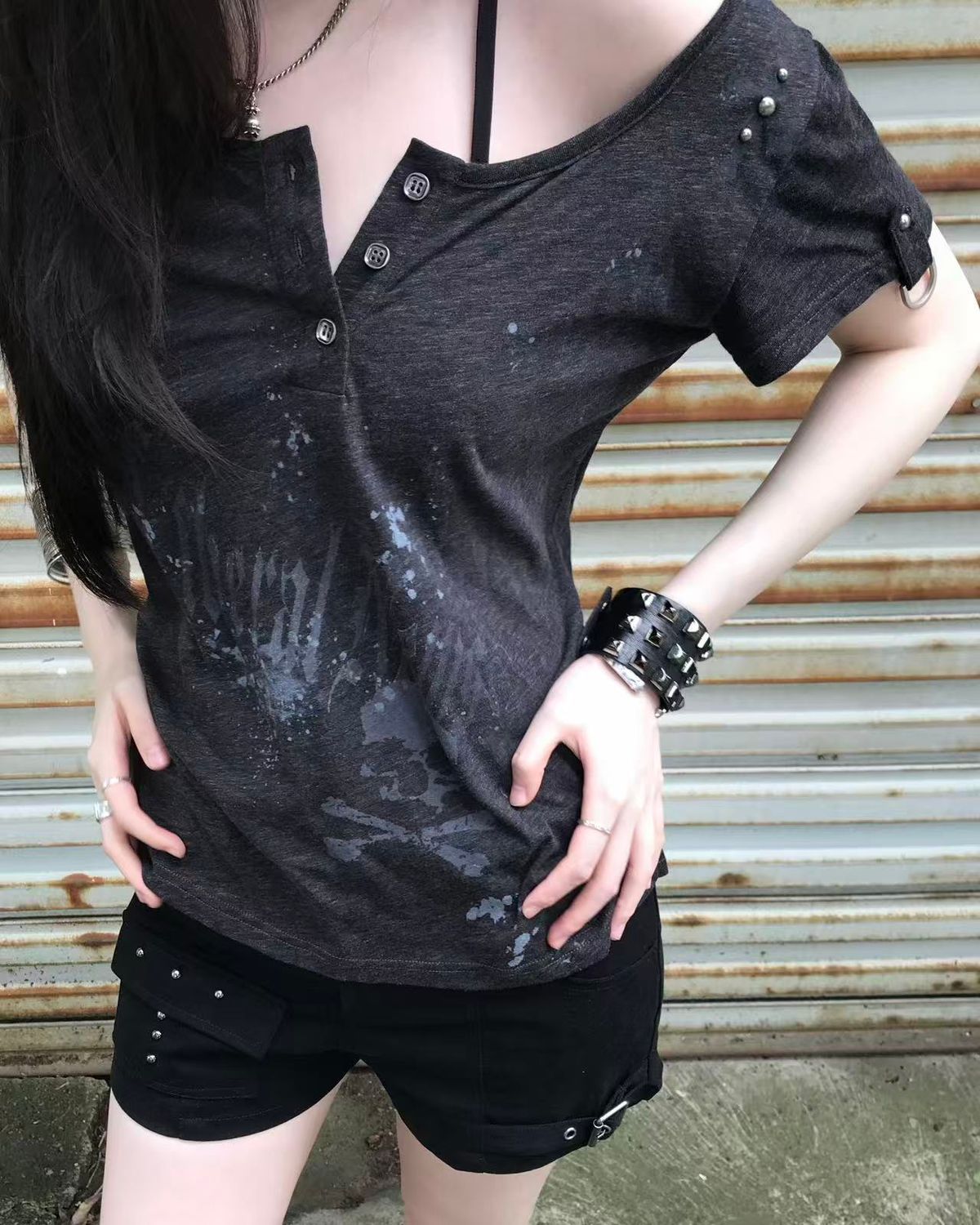 리버뉴스(LIBERALNEWS) WORN PUNK STUD FITTED T-SHIRT