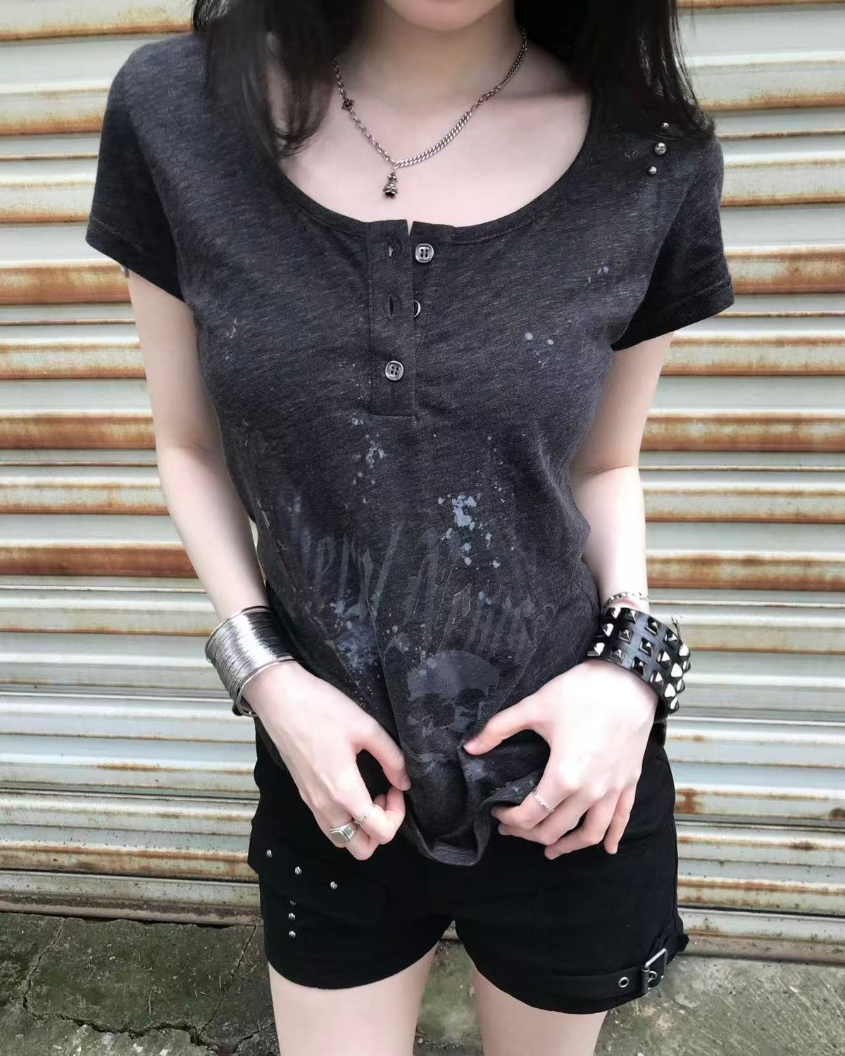 리버뉴스(LIBERALNEWS) WORN PUNK STUD FITTED T-SHIRT