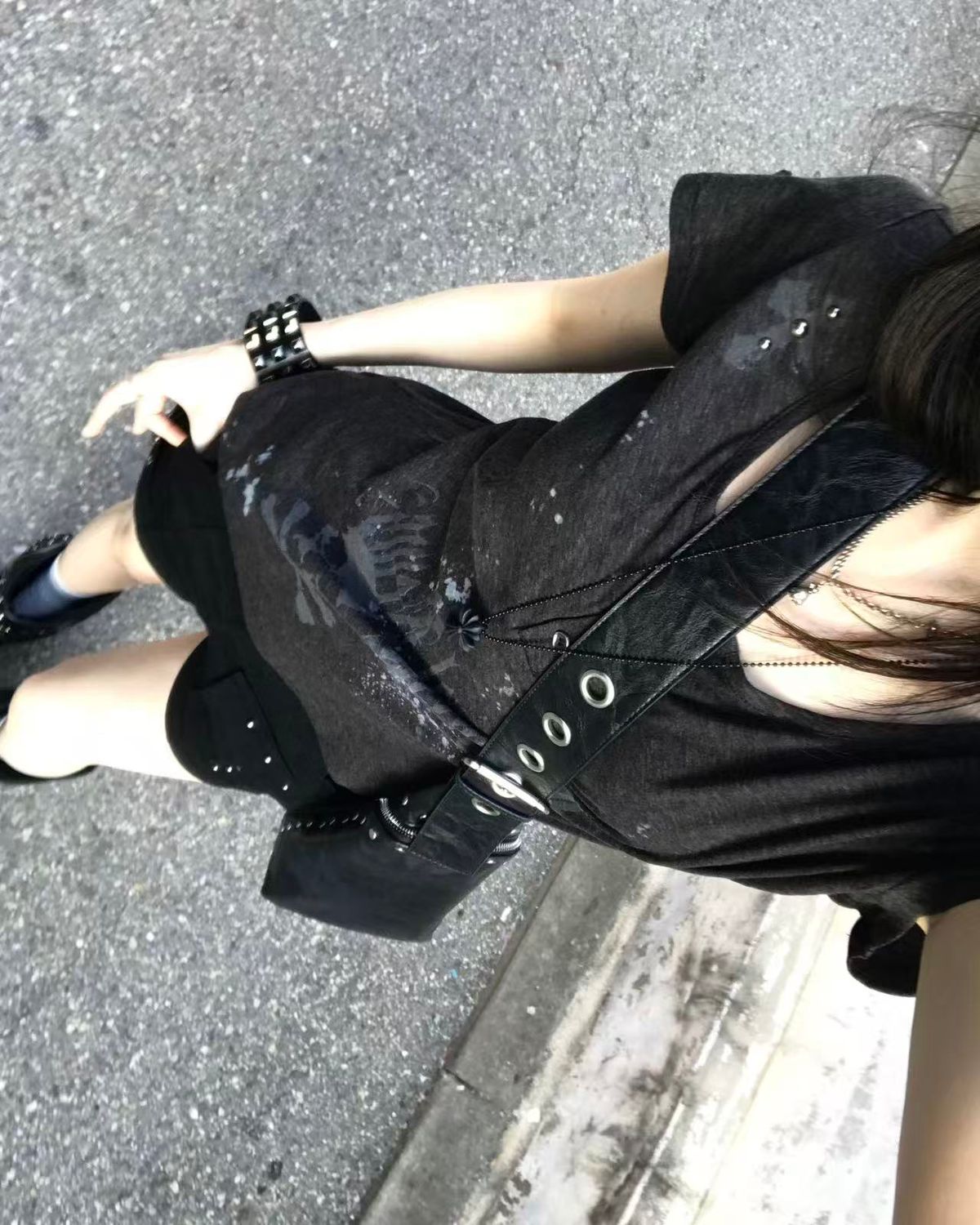 리버뉴스(LIBERALNEWS) WORN PUNK STUD FITTED T-SHIRT