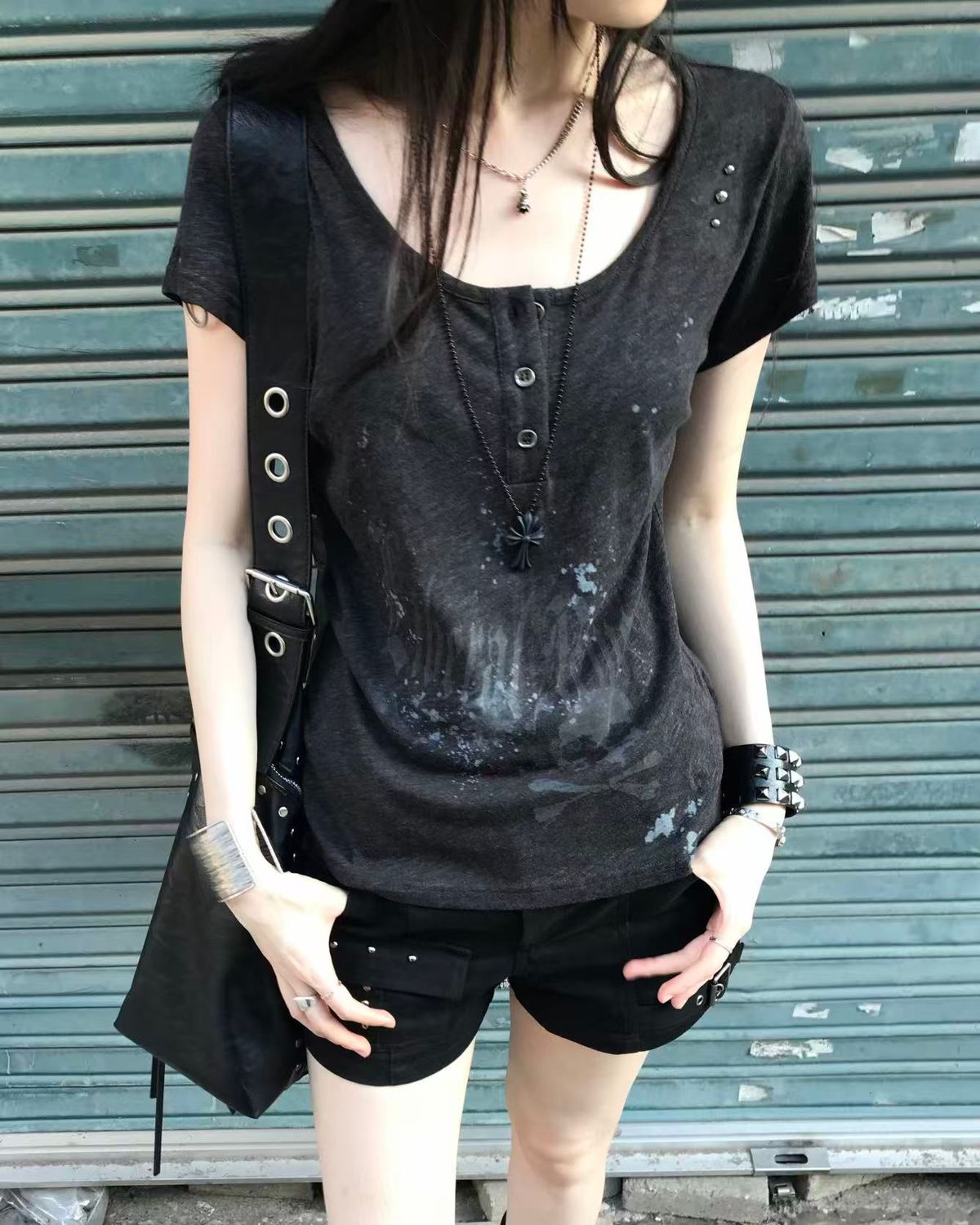 리버뉴스(LIBERALNEWS) WORN PUNK STUD FITTED T-SHIRT