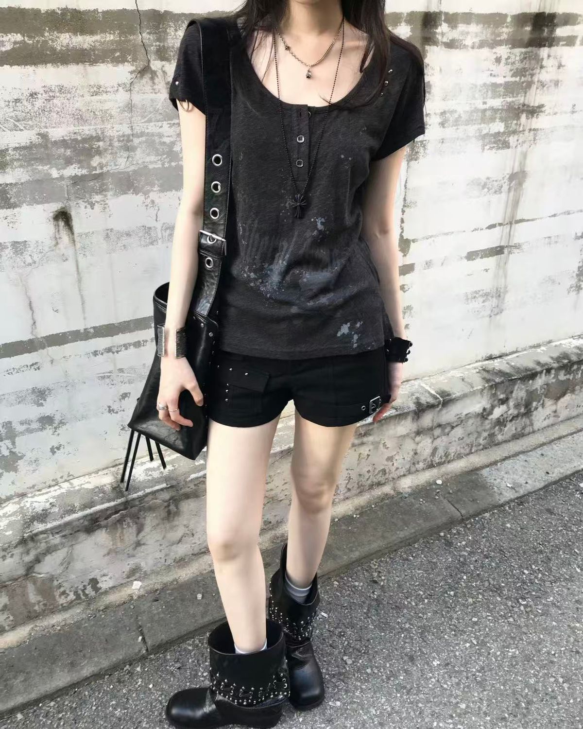 리버뉴스(LIBERALNEWS) WORN PUNK STUD FITTED T-SHIRT