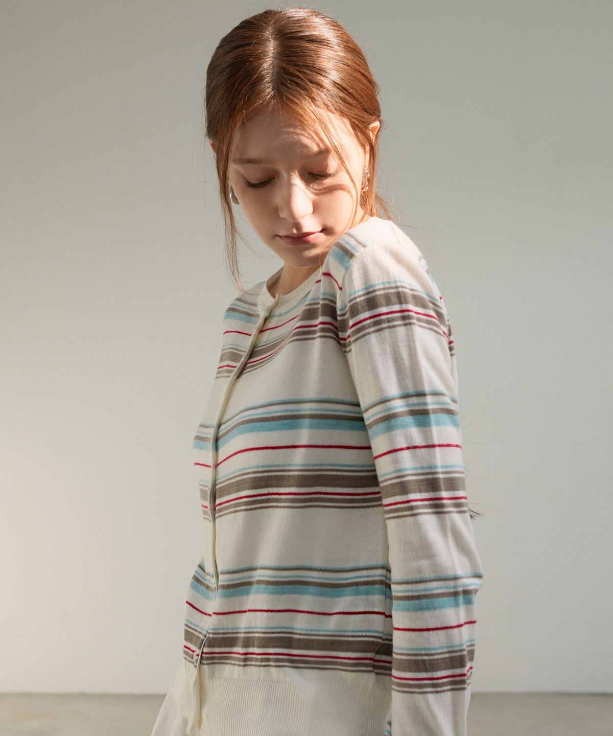 블레티(VLETI) Slim Stripe Featherlight Button Cardigan (ivory)