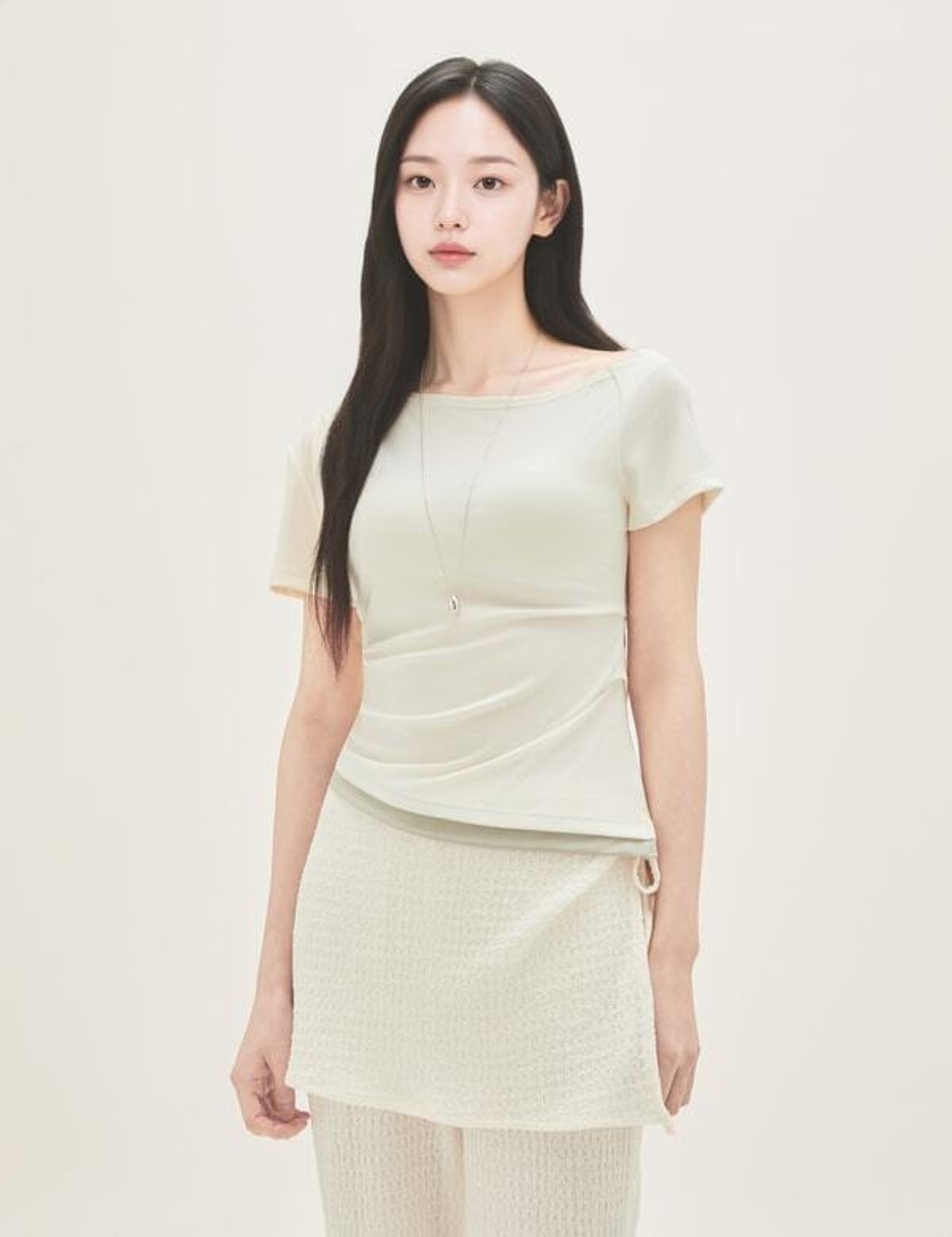 로엠(ROEM) 원숄더 배색 드레이프 티셔츠 RMHWG38R13