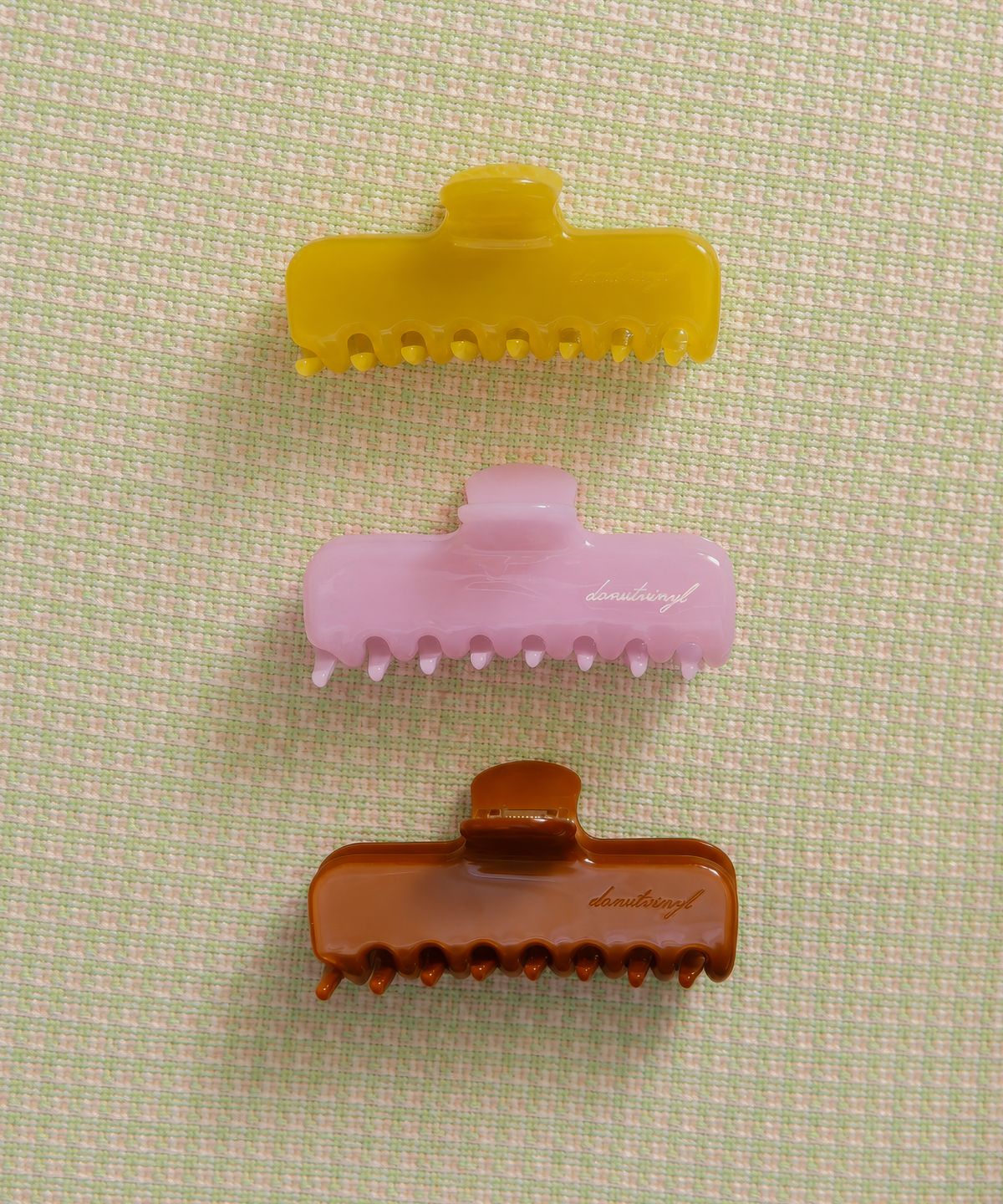 도넛바이닐샵(DONUTVINYLSHOP) square lettering hair clip (4colors)