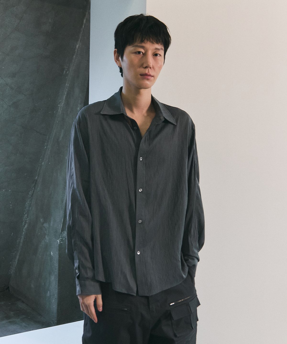 블루썬플라워(BLUESUNFLOWER) 소프트 시어 셔츠 [블랙]