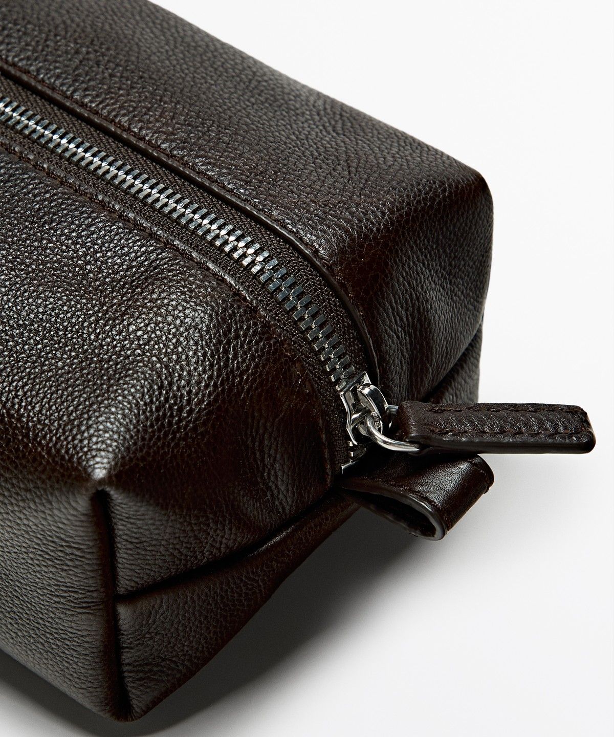 마시모두띠(MASSIMO DUTTI) 지퍼 디테일 나파 가죽 토일렛백