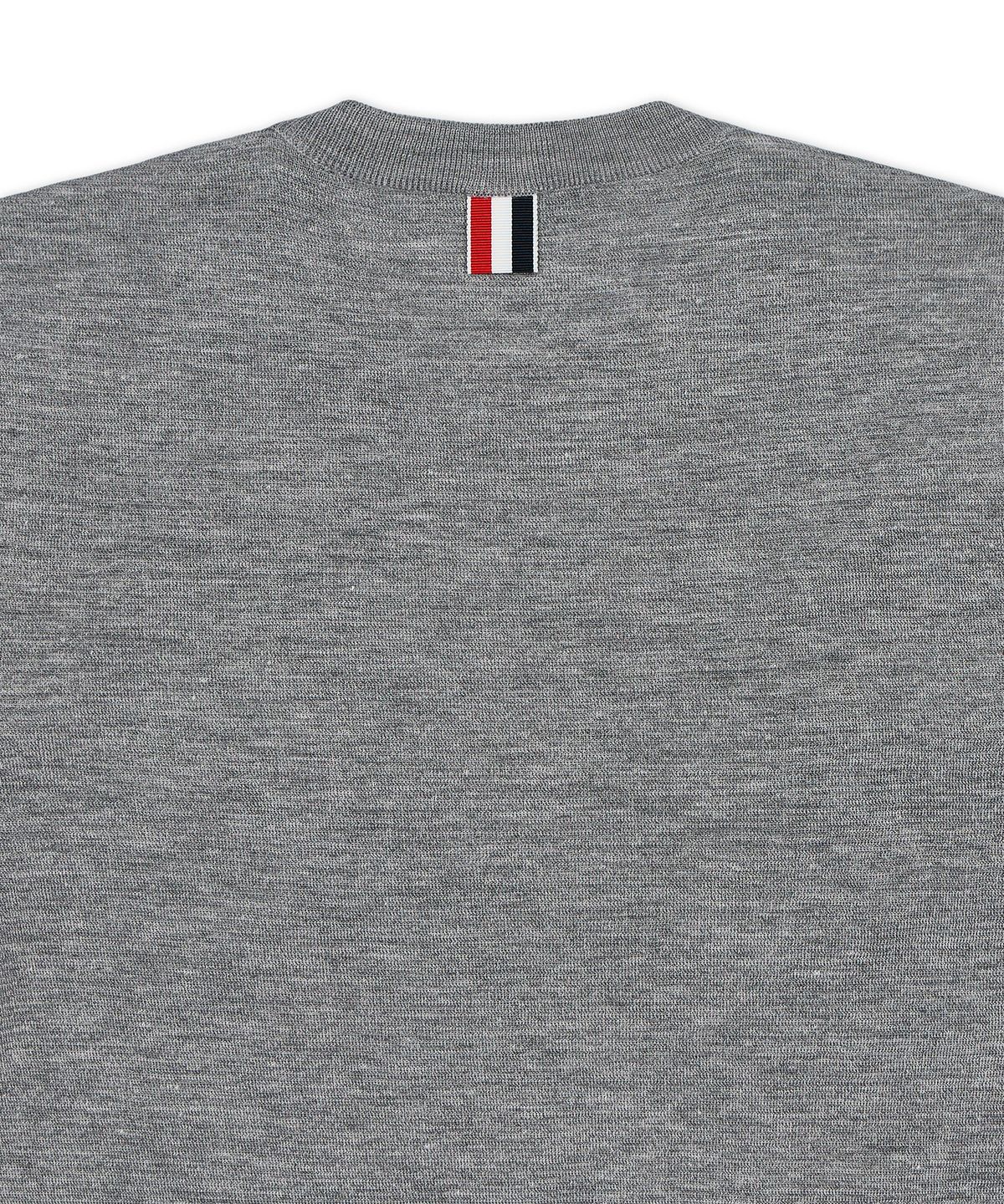 톰 브라운(THOM BROWNE) 메리노 & 리넨 오토만 스티치 4-바 스트라이프 밀라노 스티치 크루넥 니트 - 라이트 그레이 / MKA586AY1055055