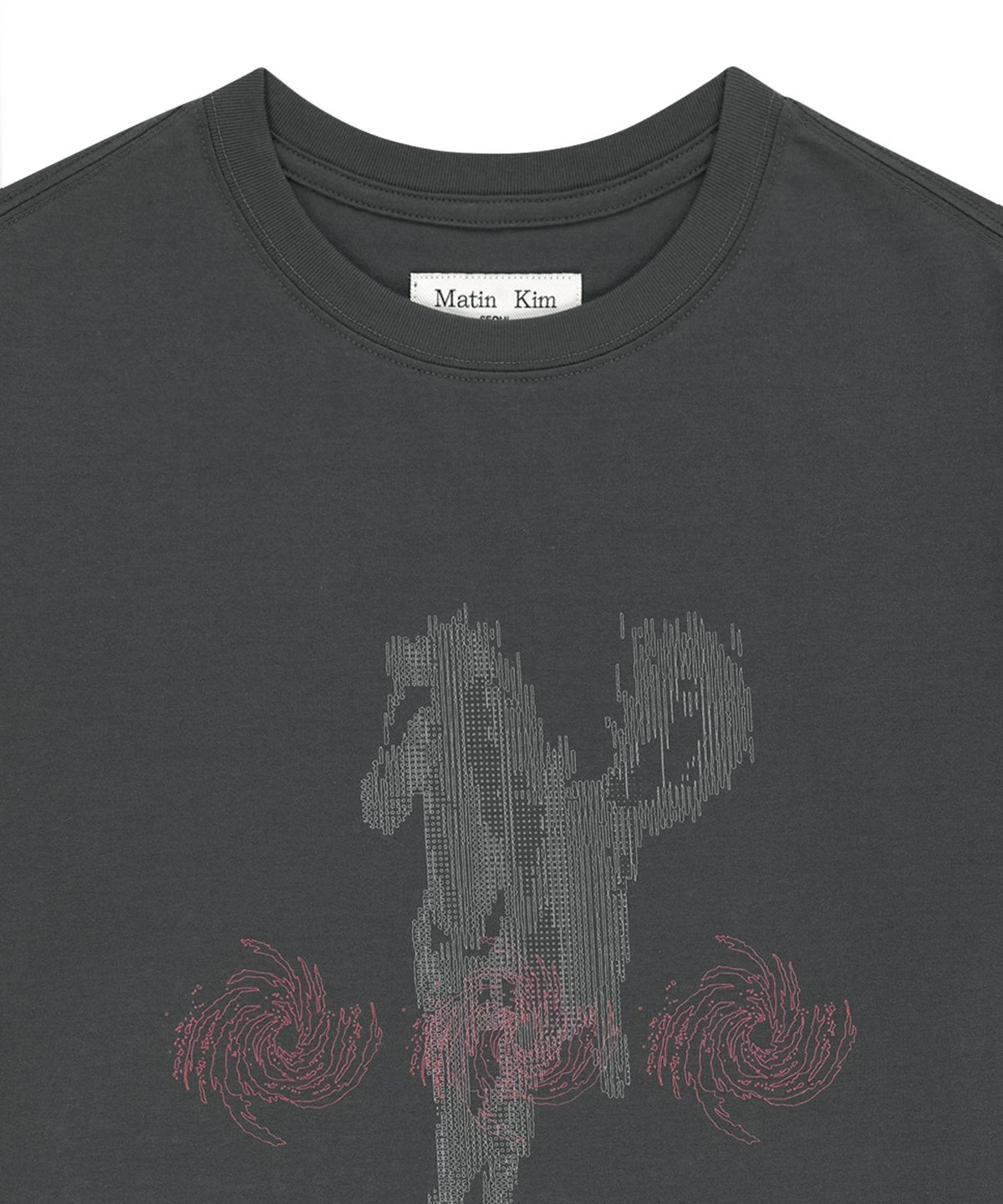 마뗑킴(MATIN KIM) MATIN PACE SPRINT GRAFFITI TOP IN CHARCOAL