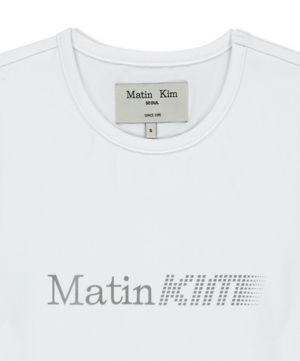 마뗑킴(MATIN KIM) MATIN PACE REFLECTIVE LOGO SLIM TOP IN WHITE