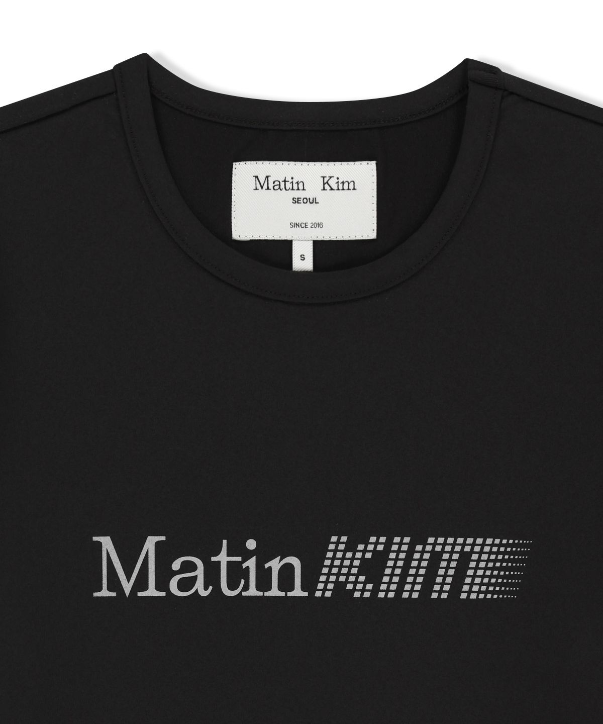 마뗑킴(MATIN KIM) MATIN PACE REFLECTIVE LOGO SLIM TOP IN BLACK