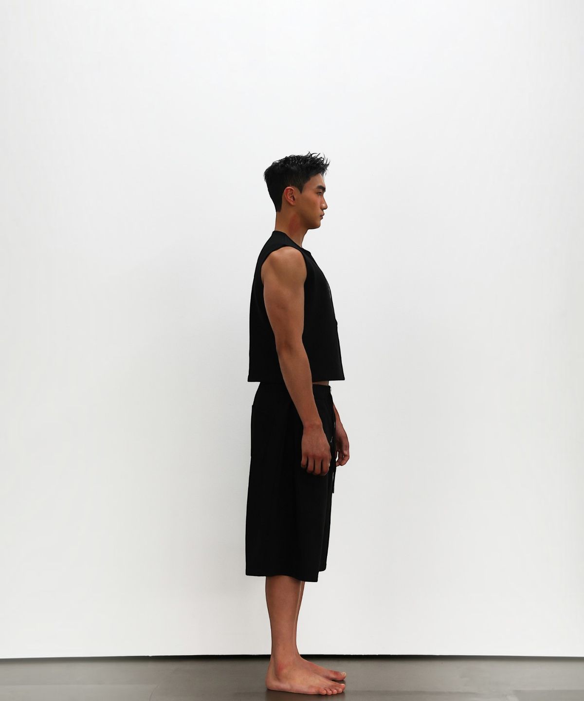 엑세스(XX) Axis Zip Box Crop Sleeveless Black