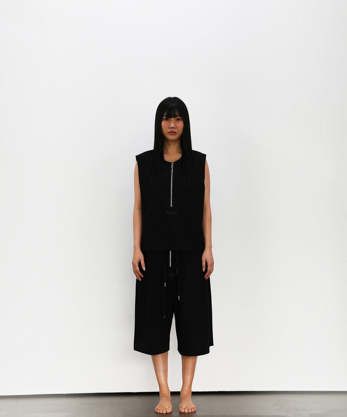 엑세스(XX) Axis Zip Box Crop Sleeveless Black