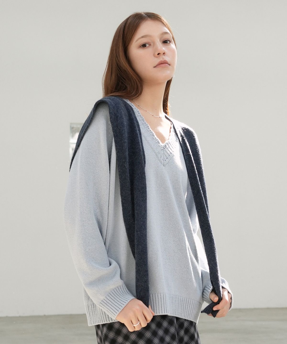 블레티(VLETI) [Cotton 100%] Loose-Fit Raglan V-Neck Knit (sky blue)