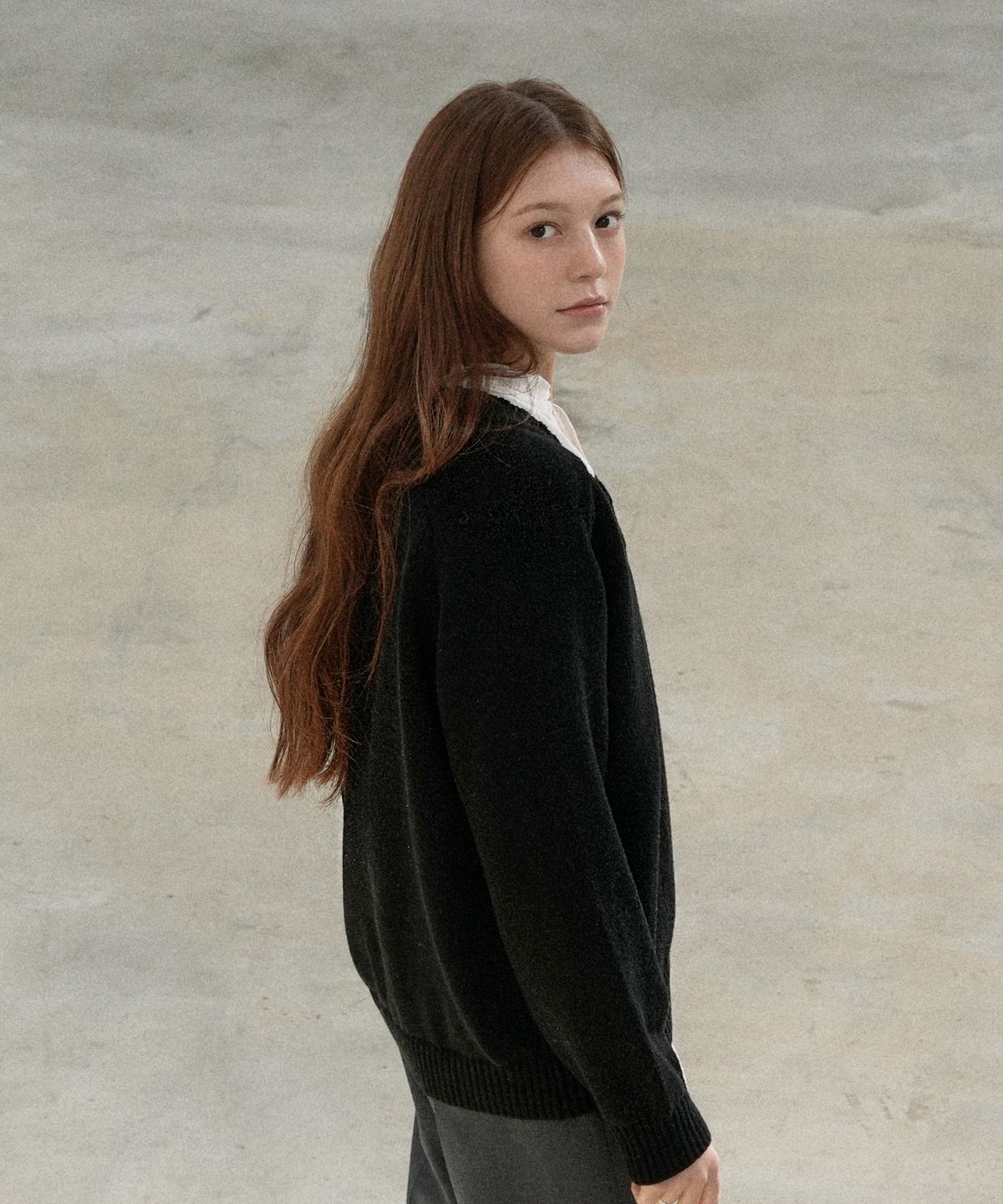 블레티(VLETI) [Cotton 100%] Loose-Fit Raglan V-Neck Knit (black)