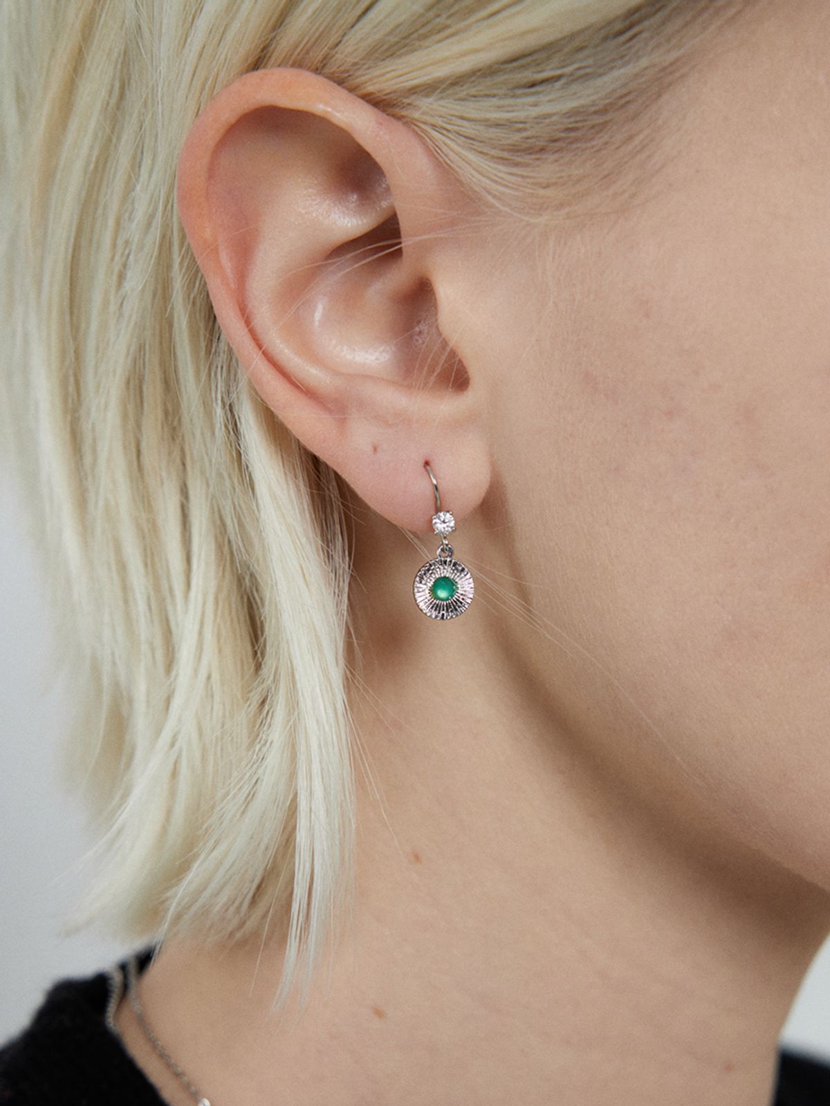 링거피스(LINGER PIECE) Green eyes cubic drop earring