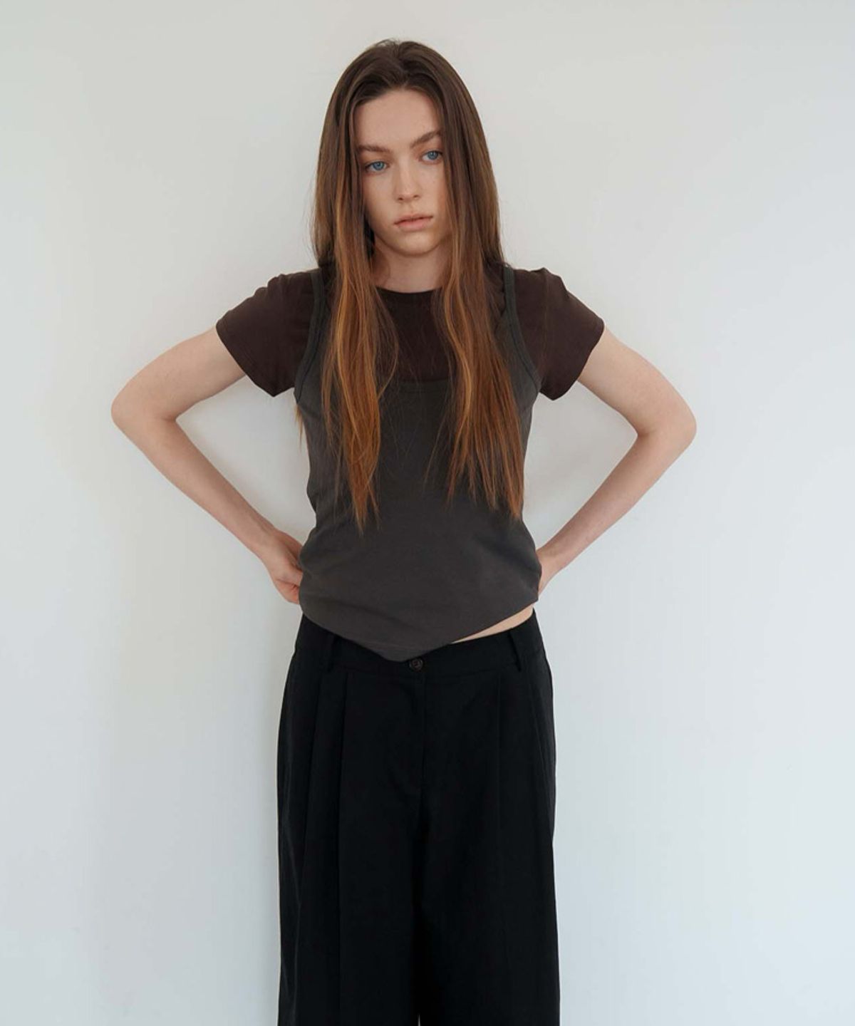 스러움(SEUREOUM) Raw Camisole_Charcoal