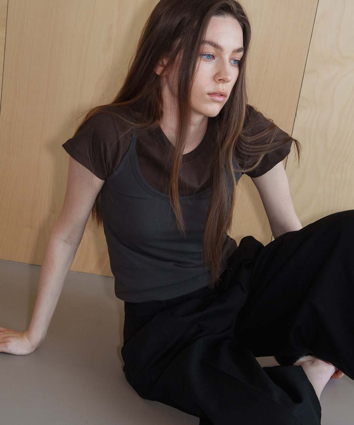 스러움(SEUREOUM) Raw Camisole_Charcoal