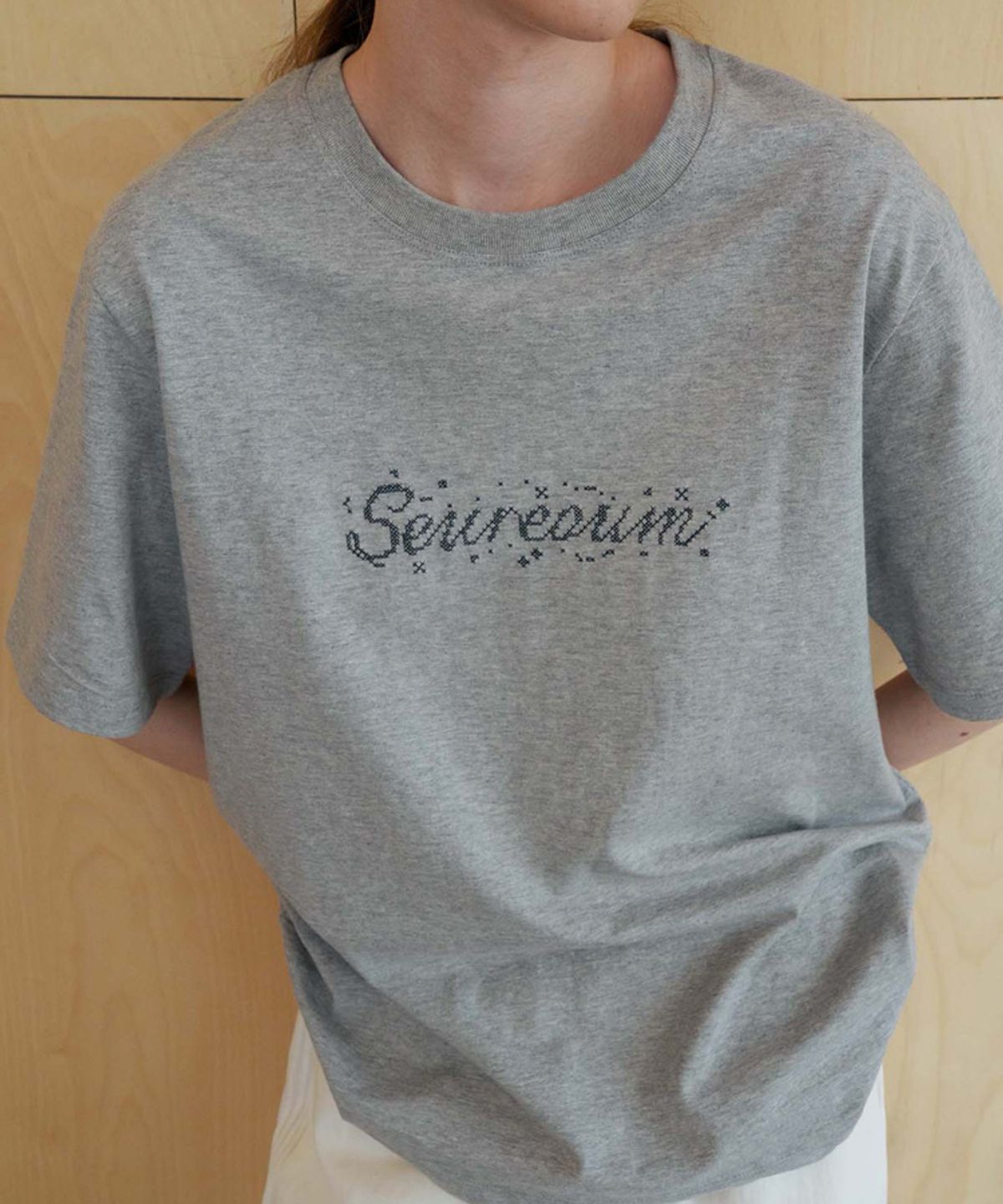 스러움(SEUREOUM) Cross-stitch Logo T-shirt_Gray