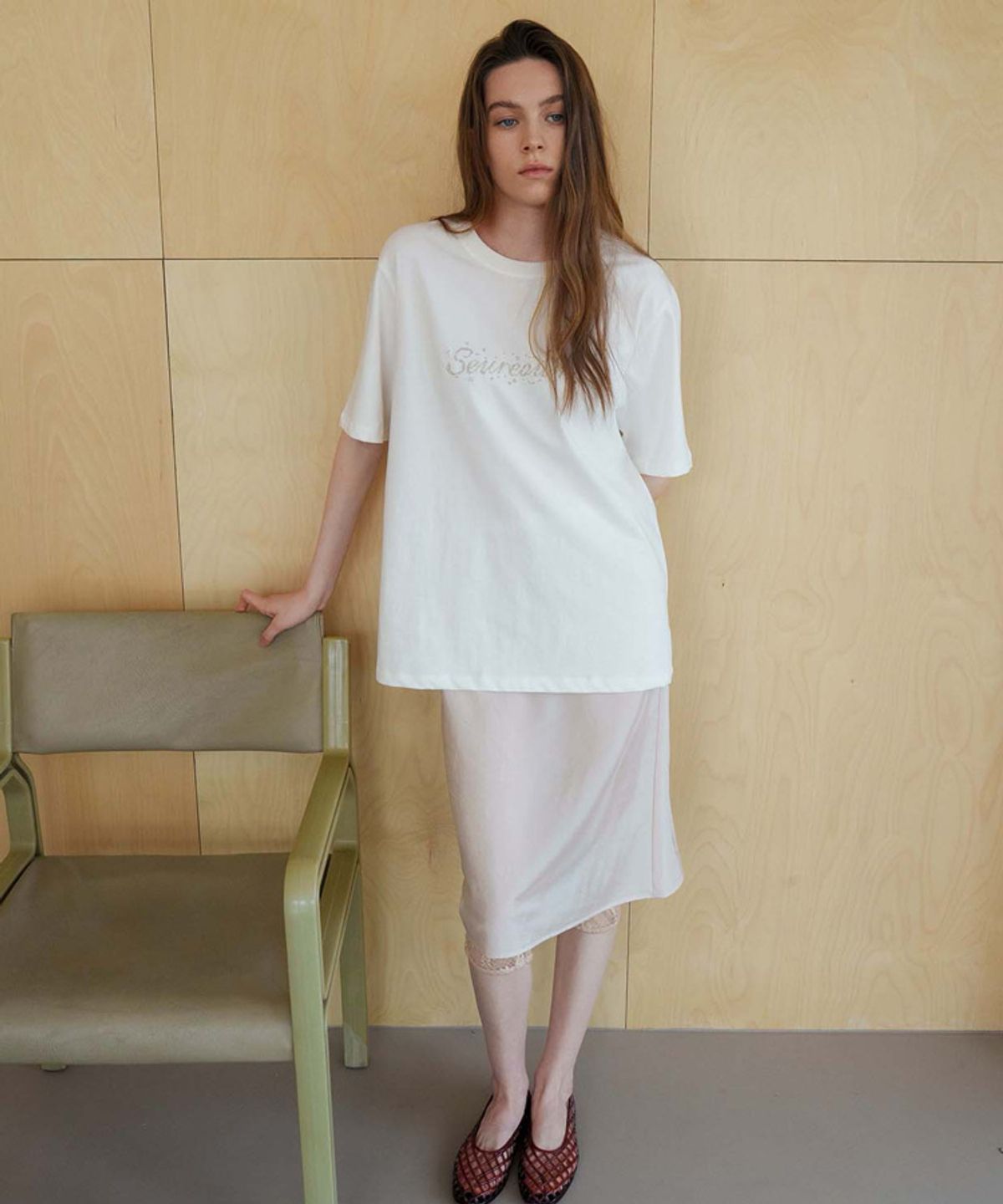 스러움(SEUREOUM) Cross-stitch Logo T-shirt_White