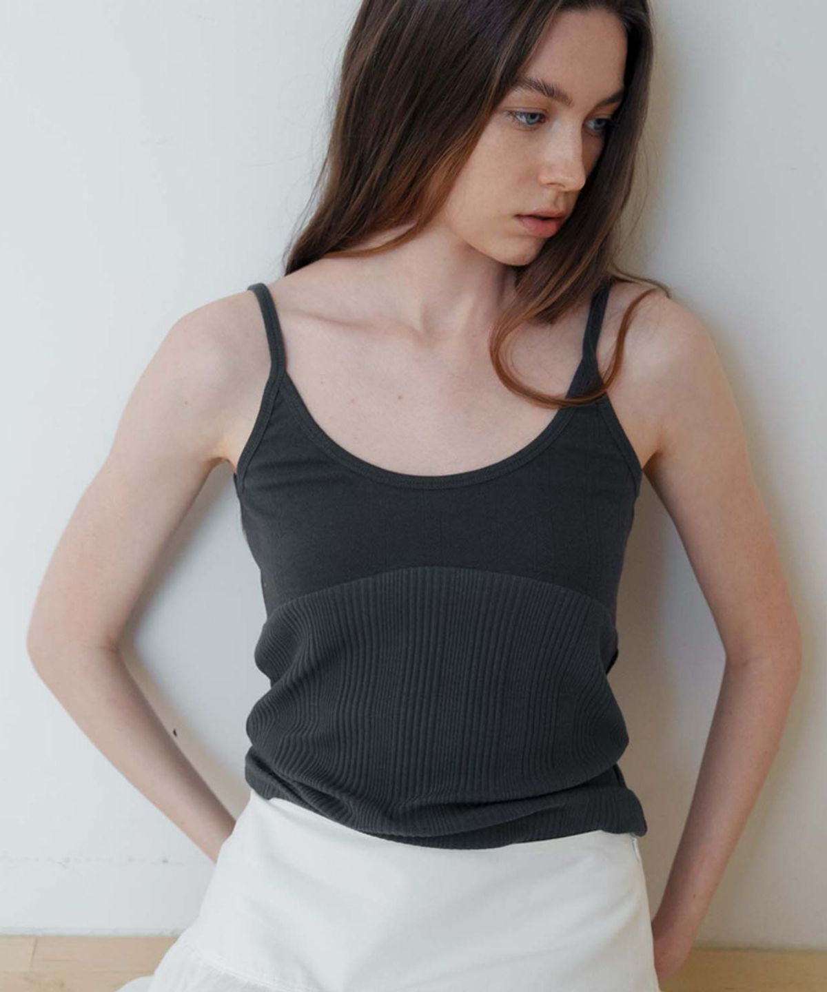 스러움(SEUREOUM) Breeze Sleeveless_Charcoal