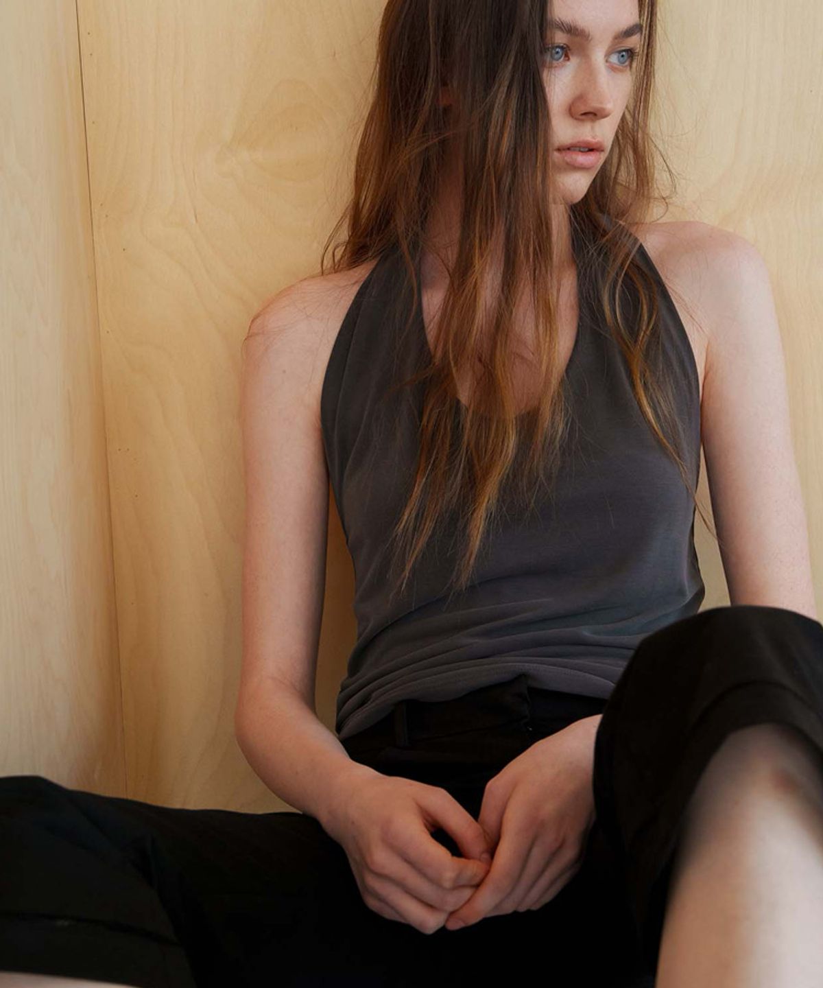 스러움(SEUREOUM) Skin Halter Top_Charcoal