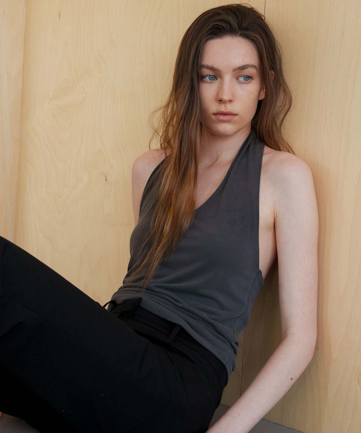 스러움(SEUREOUM) Skin Halter Top_Charcoal