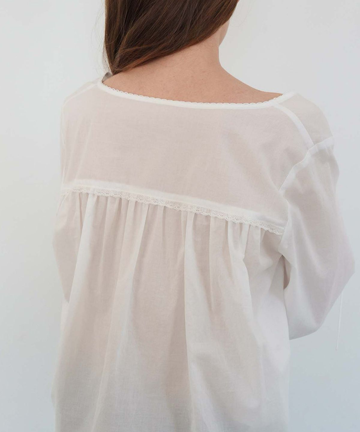 스러움(SEUREOUM) [2nd]Hazel Pintuck Blouse_Ivory