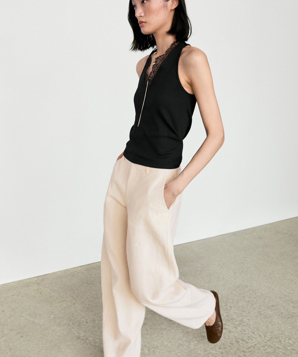 마시모두띠(MASSIMO DUTTI) 레이스 디테일 브이넥 탑