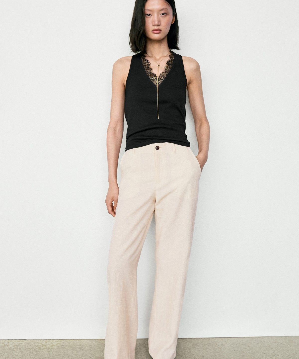 마시모두띠(MASSIMO DUTTI) 레이스 디테일 브이넥 탑