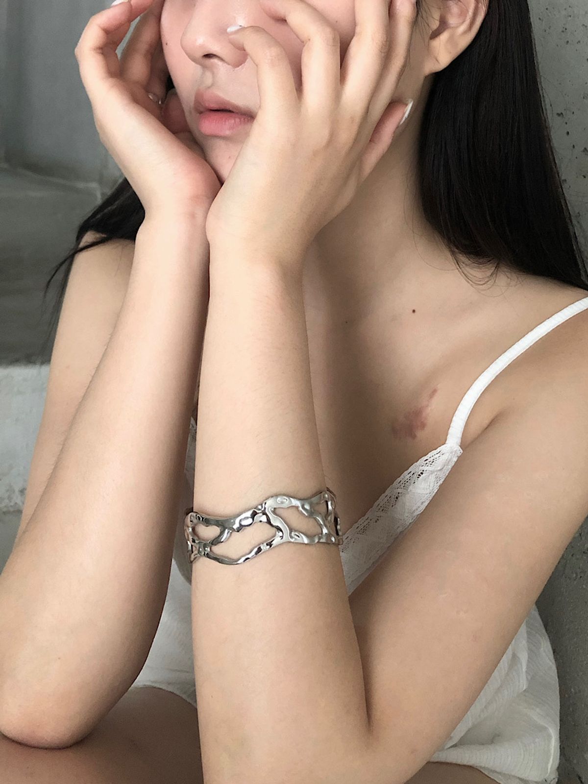 아포엠(APOEM) Vein Hollow Bangle