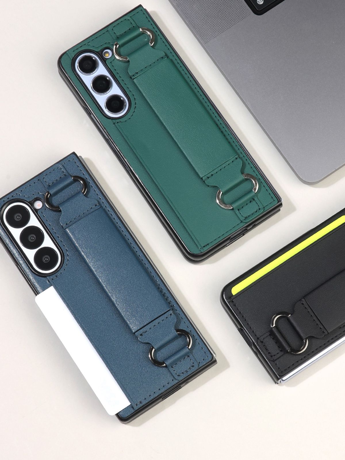 디자인스킨(DESIGNSKIN) 갤럭시Z폴드7 밴딩 레더 스트랩 카드 포켓 케이스-딥그린