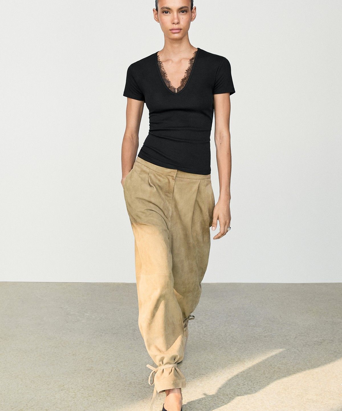 마시모두띠(MASSIMO DUTTI) 레이스 디테일 V넥 티셔츠