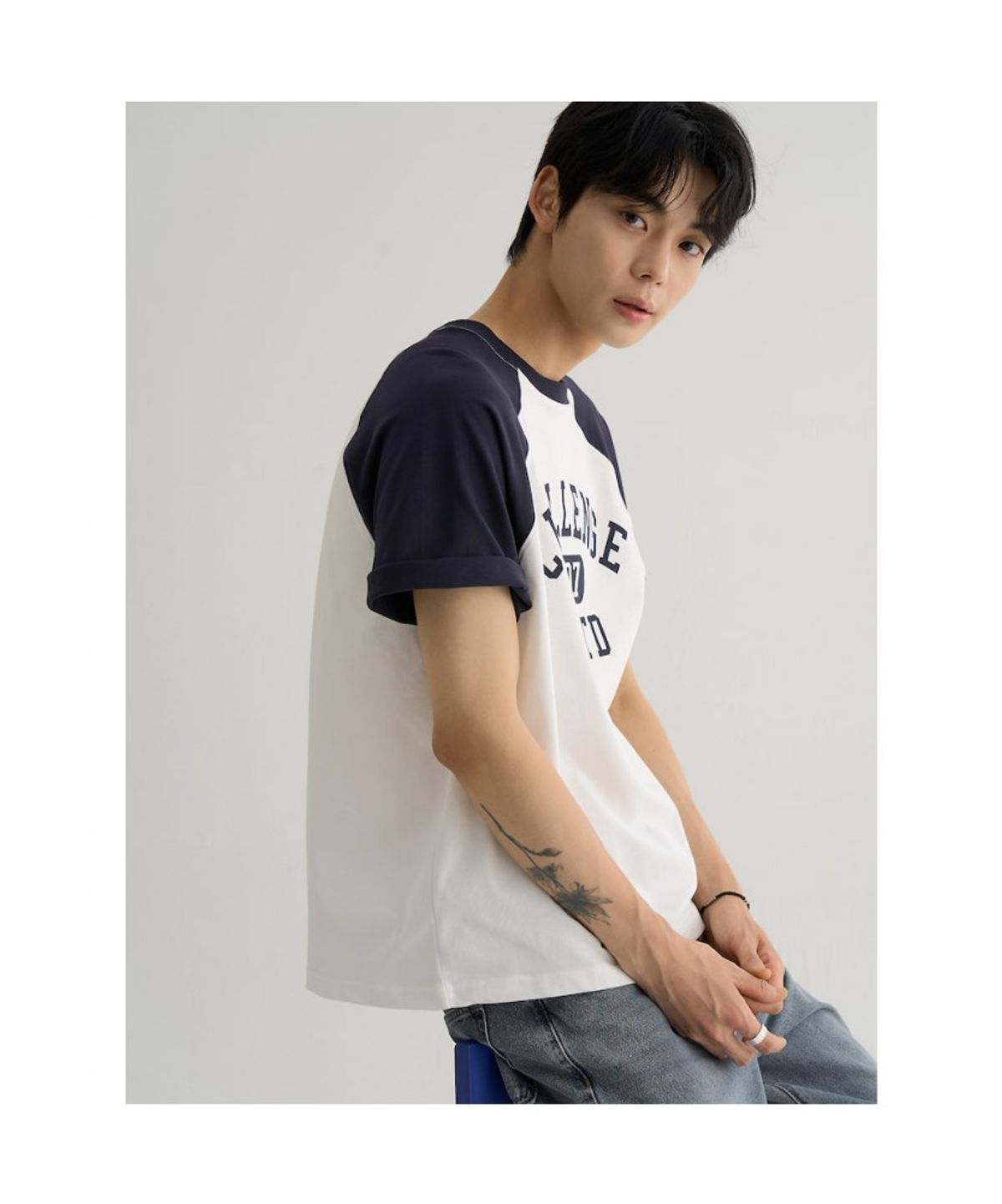 에잇세컨즈(8SECONDS) 데일리 바서티 그래픽 반소매티  화이트