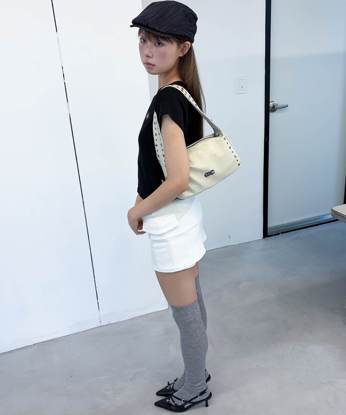 칙스(CHICKS) 그런지 스터드 숄더 토트백 아이보리