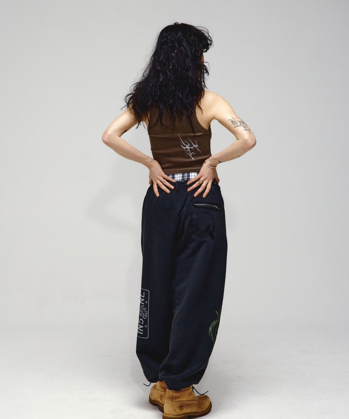 인세인개러지(INSANEGARAGE) INSANE WOMEN GRAPHIC CROP SLEEVELESS_BROWN
