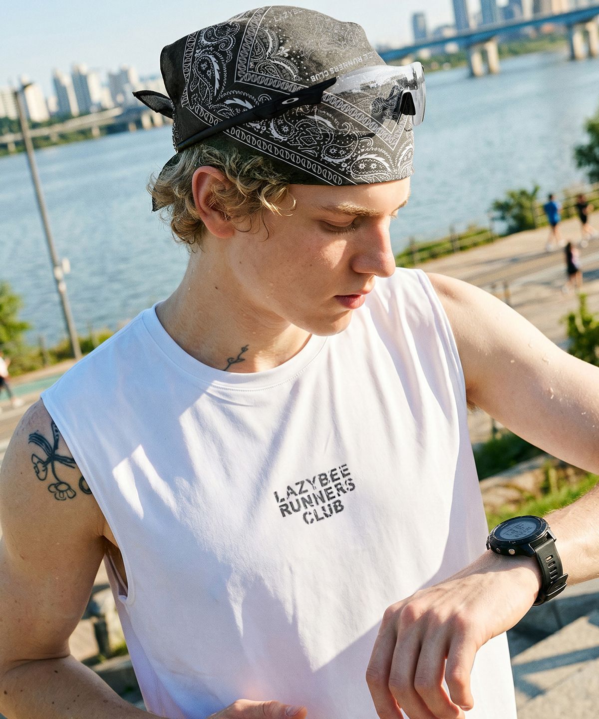 레이지비(LAZYBEE) 에어스트레치 페이즐리 러닝 반다나 (2컬러)