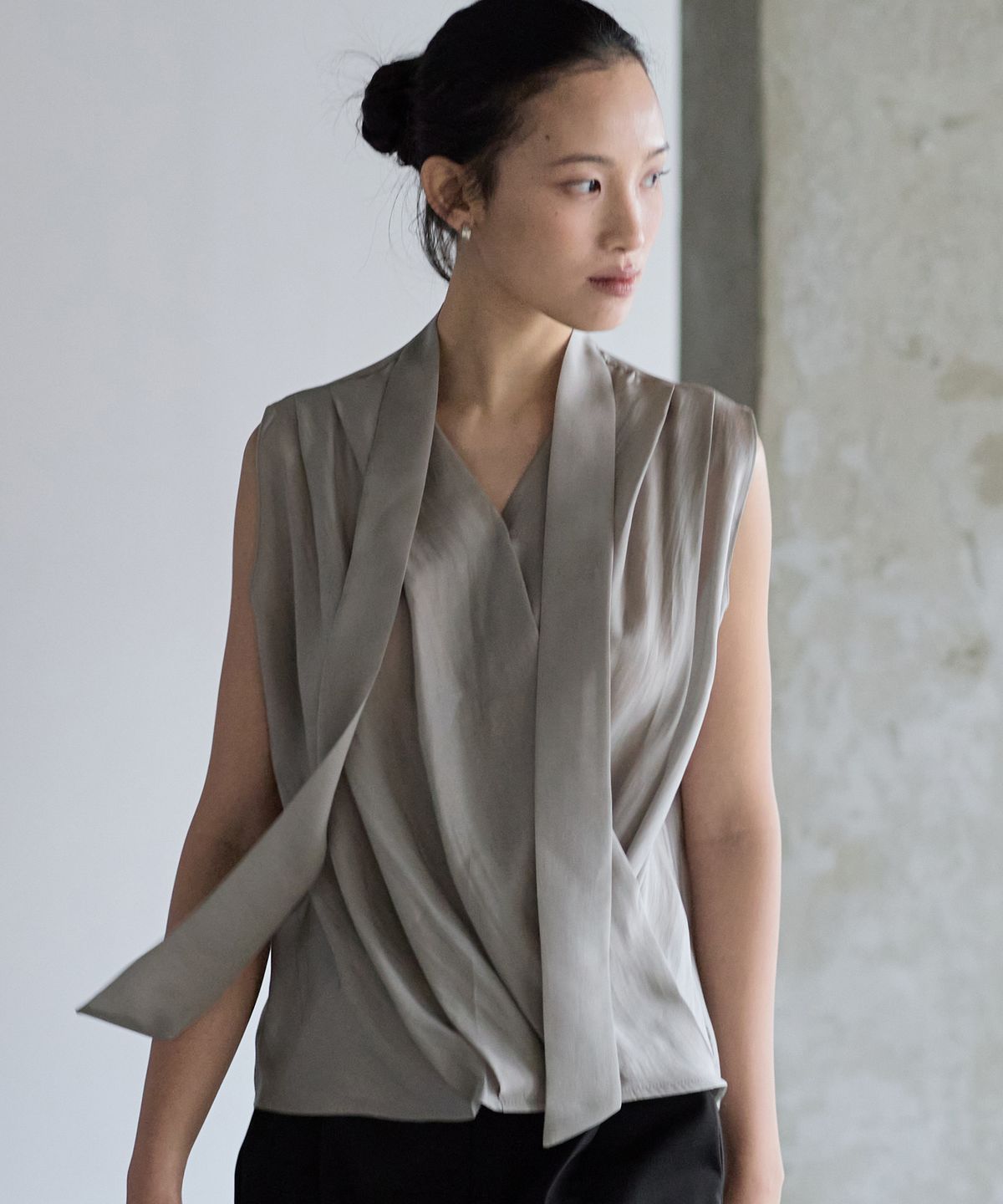 누토프(NUTOFFE) Flow Scarf Blouse_Taupe Gray