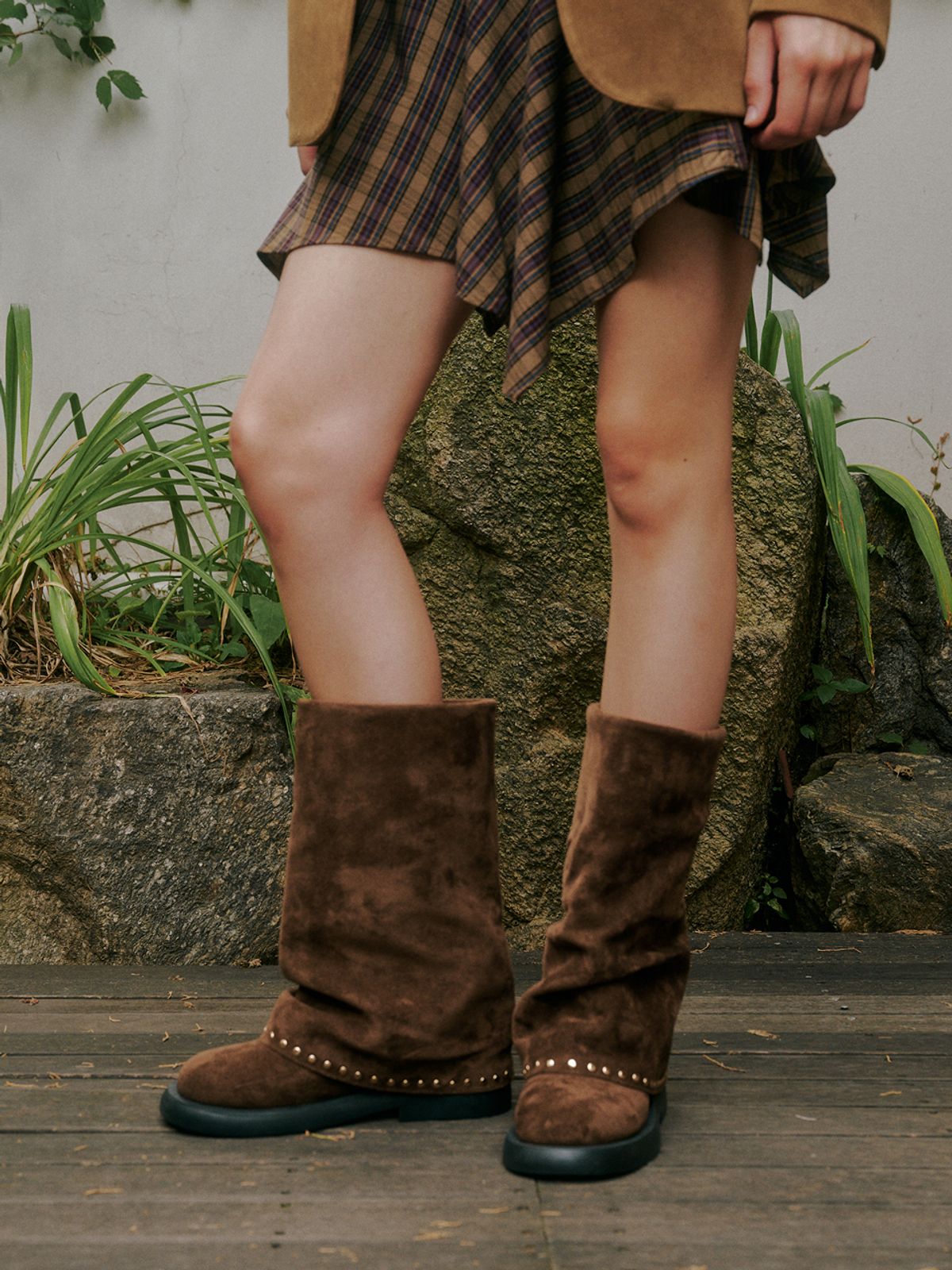 포른른(FORRR) Rivet Middle Boots - 2Color