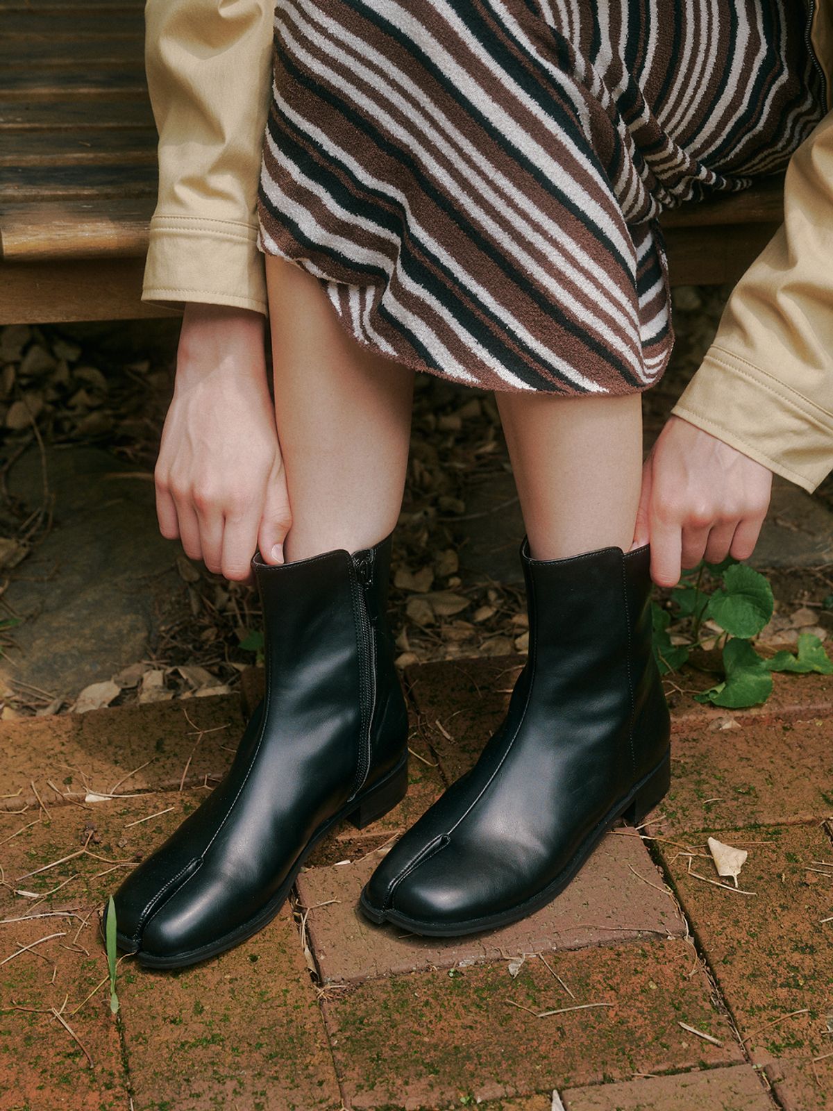 포른른(FORRR) Tabi Ankle Boots - Black