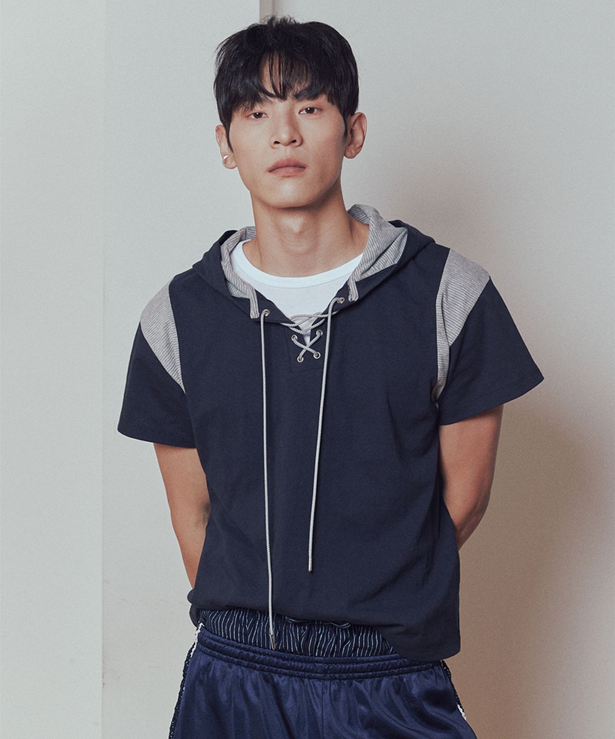 유네(YUNE) Lace-Up Hood Tee_[Navy]
