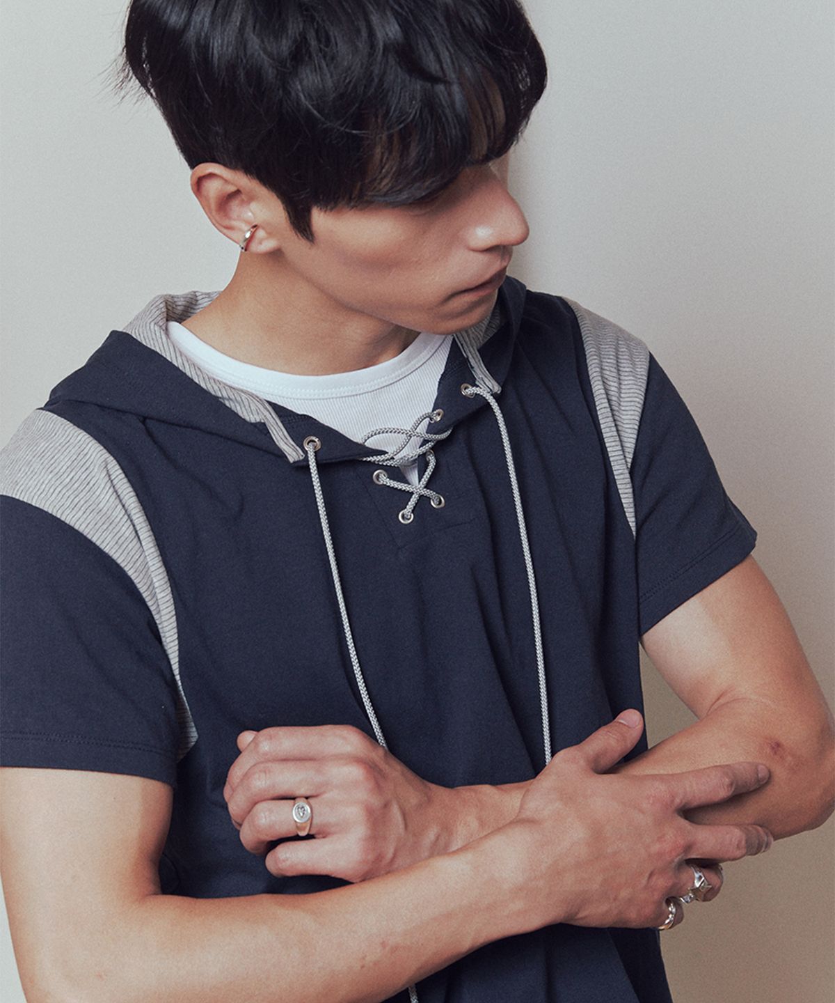 유네(YUNE) Lace-Up Hood Tee_[Navy]