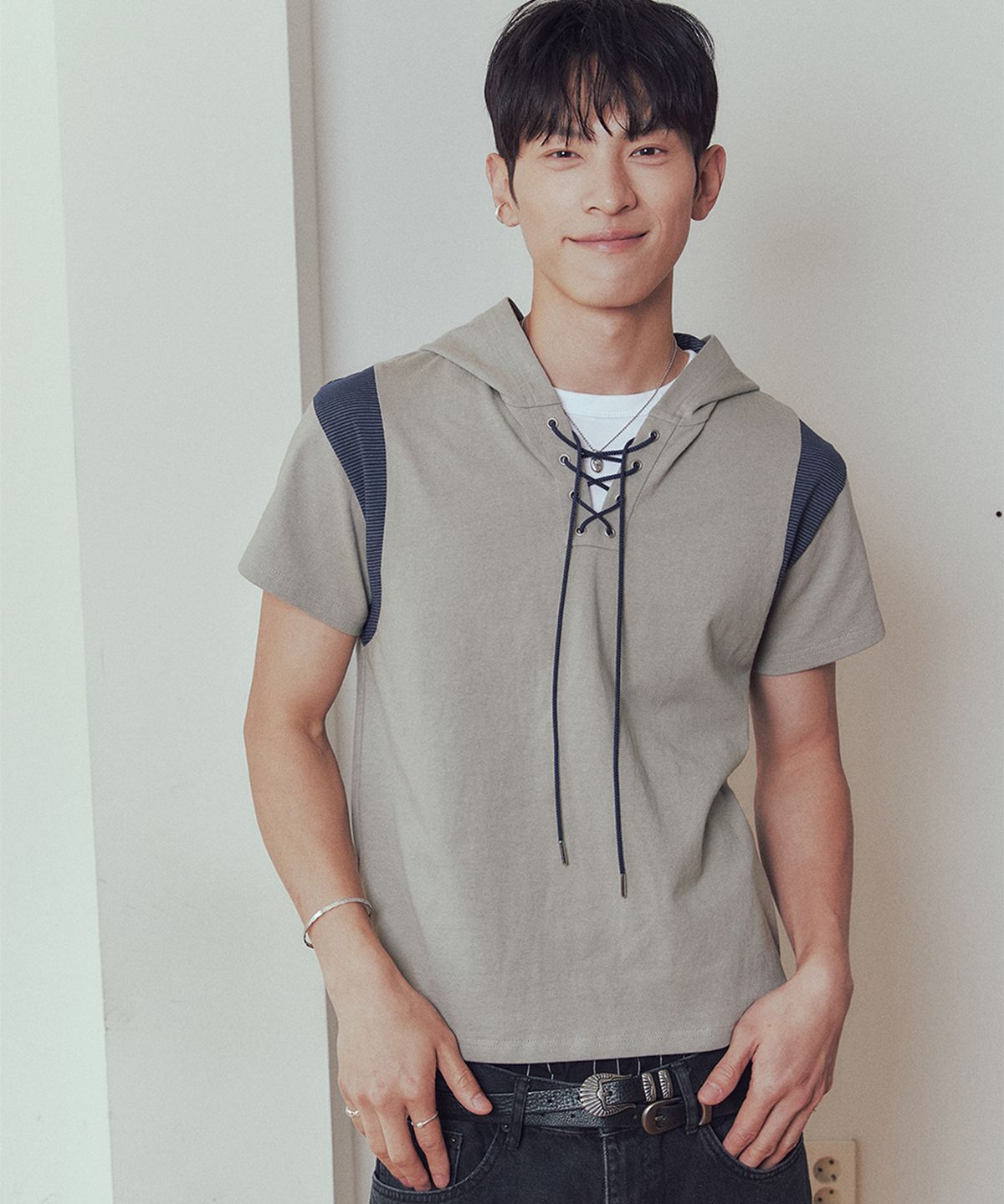 유네(YUNE) Lace-Up Hood Tee_[Khaki]