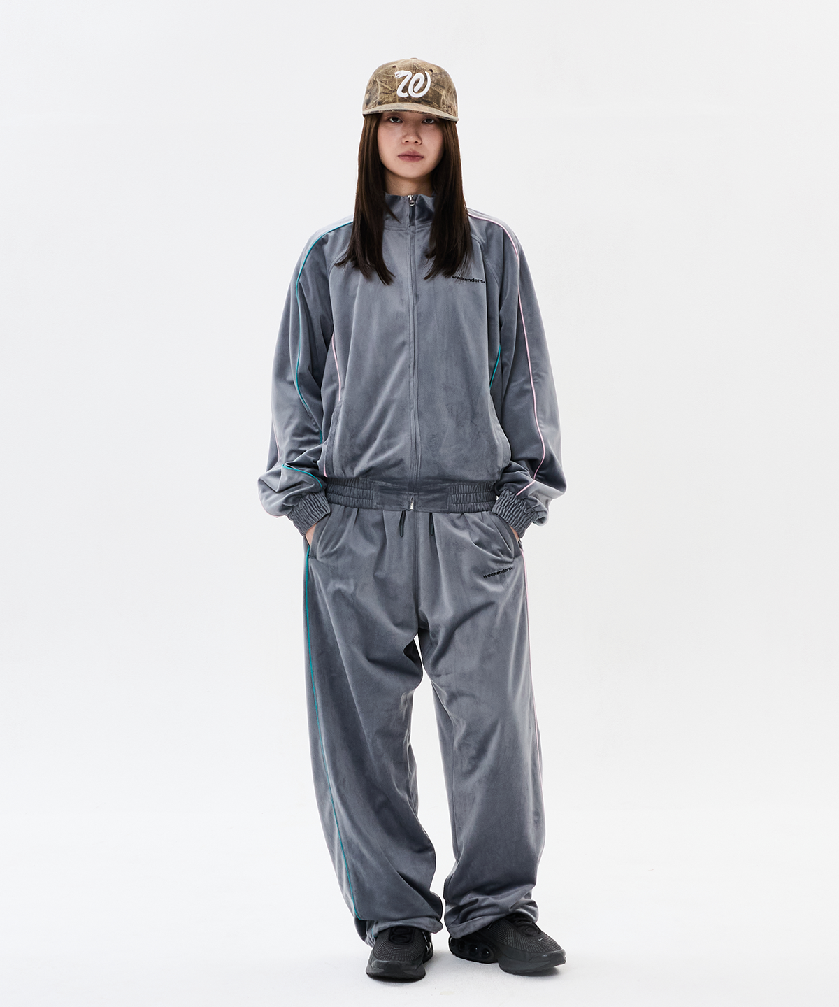 위캔더스(WKNDRS) VELVET TRACK PANTS (D.GREY)
