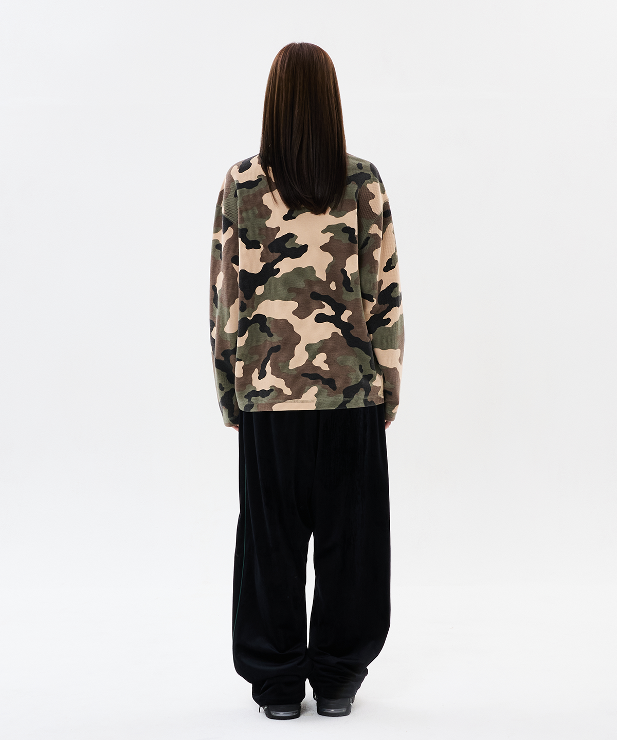 위캔더스(WKNDRS) VELVET TRACK PANTS (BLACK)