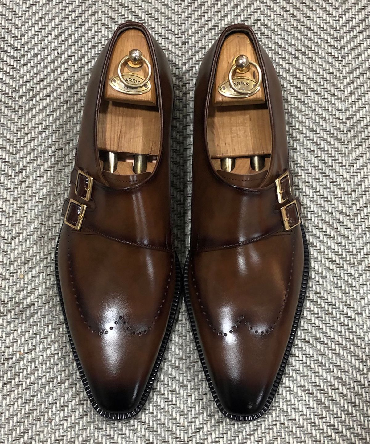 조앤슈(JOENSHOE) 헤리티지 체스트넛 더블 몽크스트랩 스테인브라운